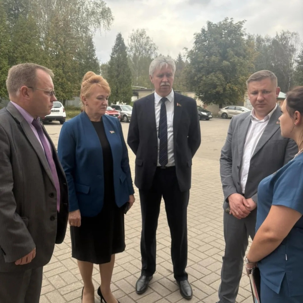 22  сентября Полоцкую городскую больницу №1 с рабочим визитом посетили депутаты Палаты представителей Национального собрания Республики Беларусь Александр Стома и Светлана Одинцова, председатель Полоцкого районного исполнительного комитета Василий Ши